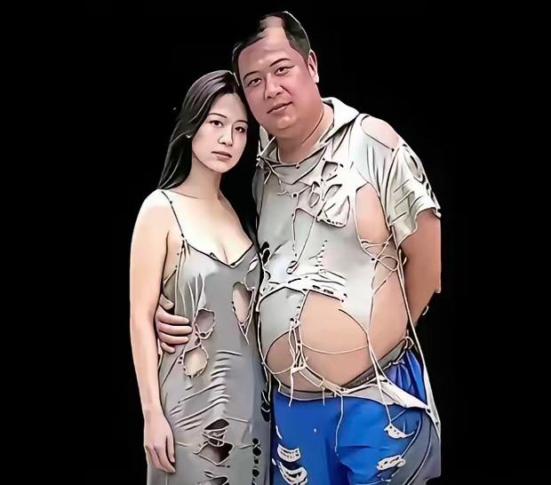 看完他们这身穿搭算是悟了，服装设计的两大极致，一边是丐装，一边是皇帝的新衣，属实