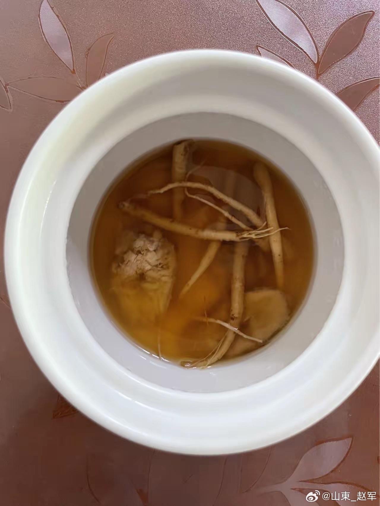 一、先讲核心：人参为什么适合炖，不适合久熬中医讲人参重在保“元气、药气”1. 普