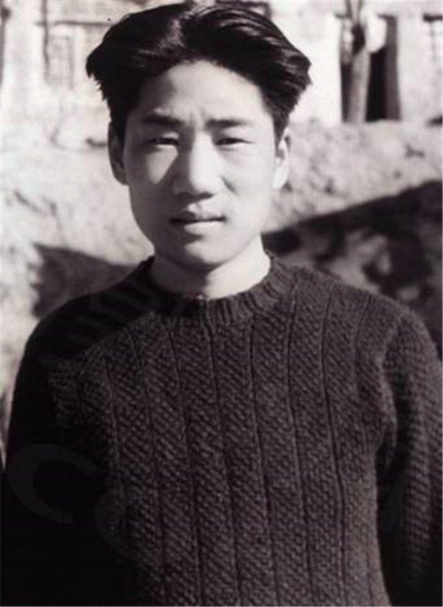 1955年，中央派人前往朝鲜将毛岸英坟墓迁回国，可当大家刚开始挖，就突然跑过来一