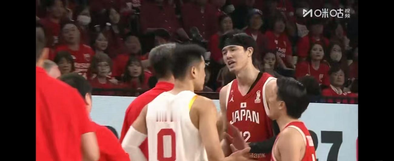 中国男篮战胜日本男篮男篮世预赛 中国男篮实力战胜小日本面对超级黑的裁判 ，无耻的