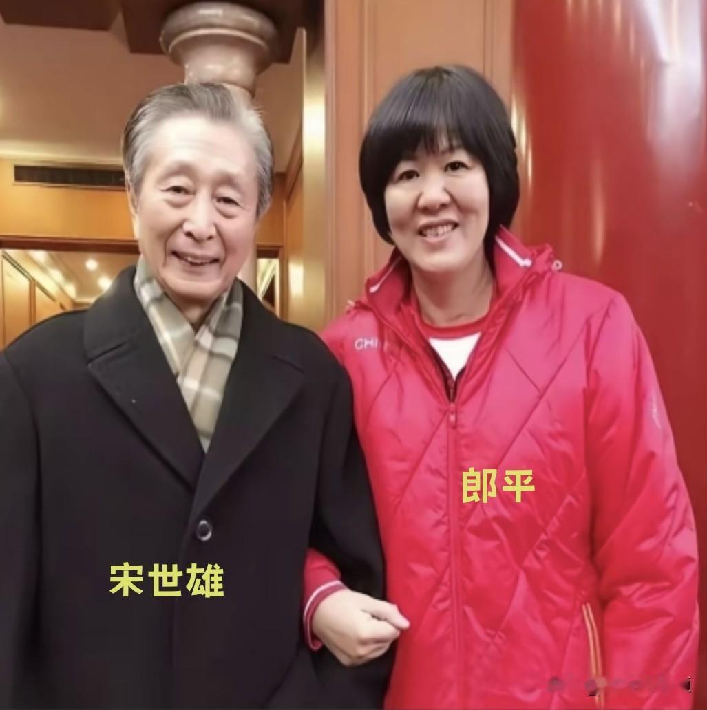 郎平宋世雄罕见同框！红衣依旧亮眼，老友相聚满是体育记忆。
从赛场到解说席，他们陪