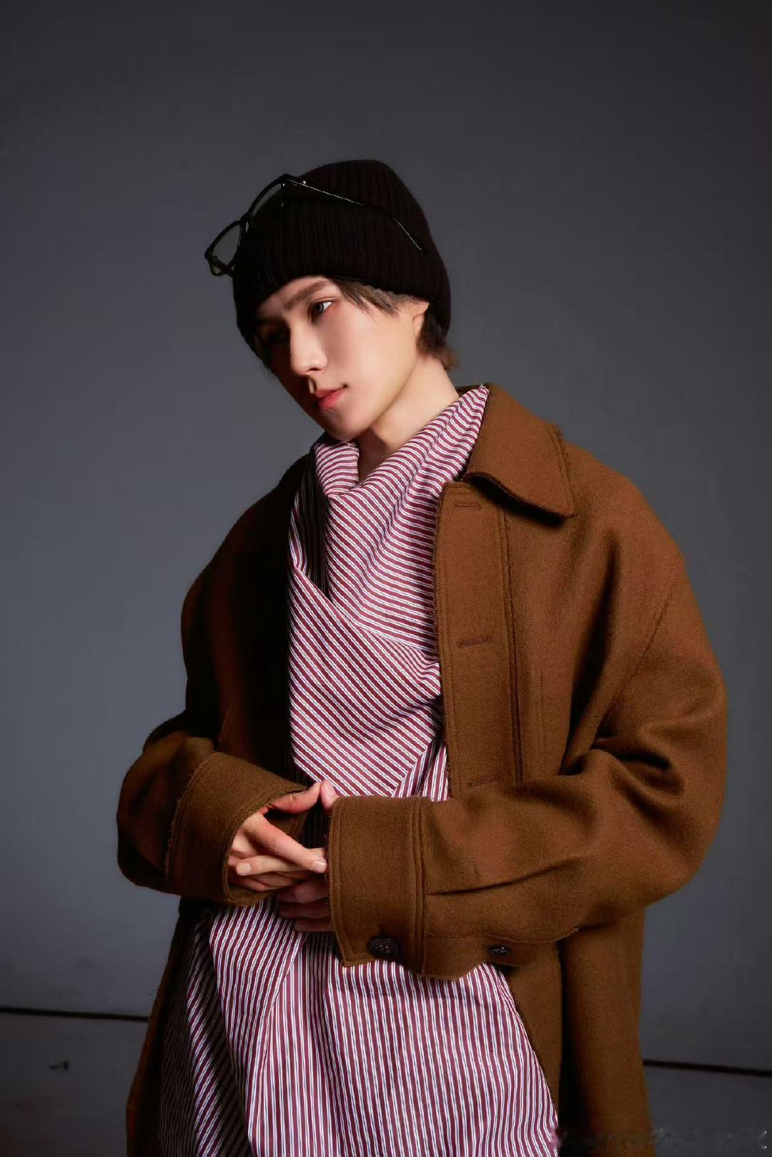 张真源冷帽眼镜look 被张真源帅到简直轻而易举～这套太好看了吧！ 