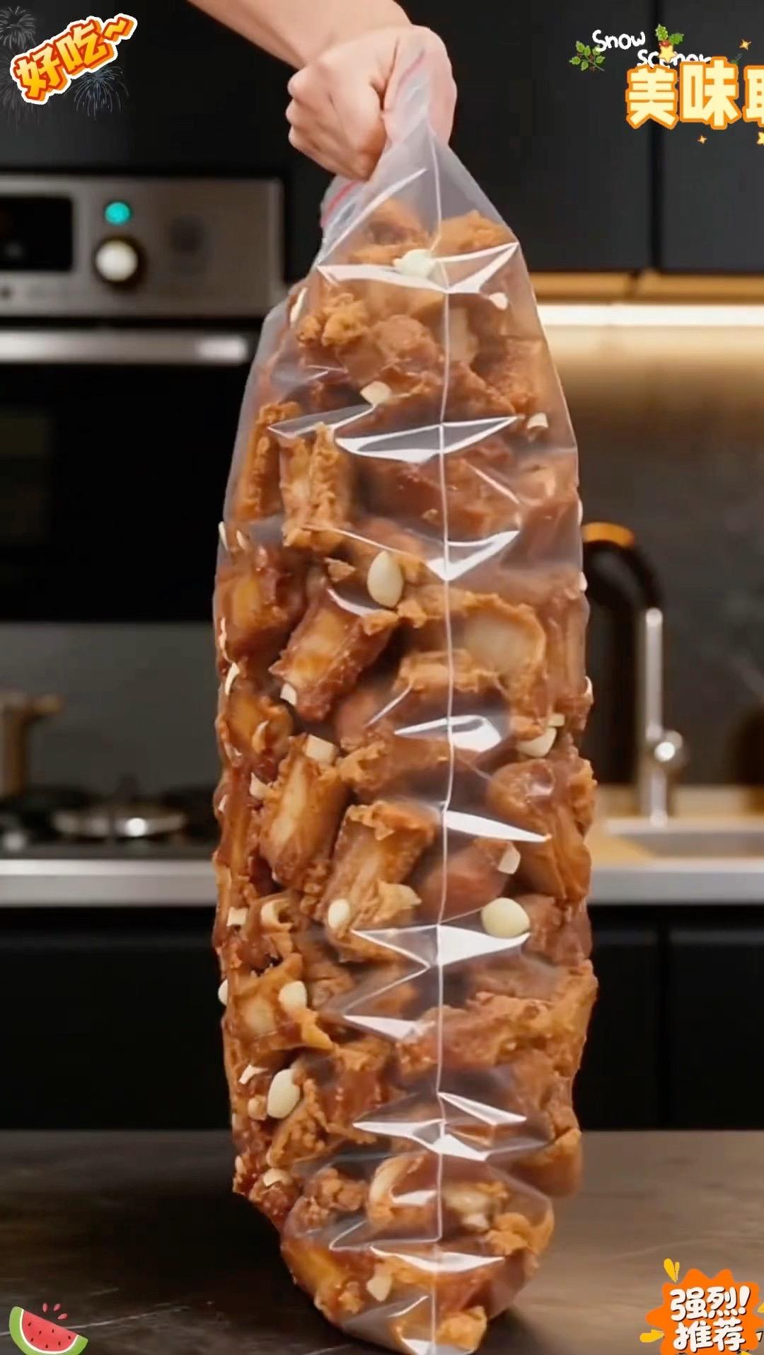 马上就快过年了，这个蒜香排骨我本来打算留着过年吃的，但是我家孩子们吃过...