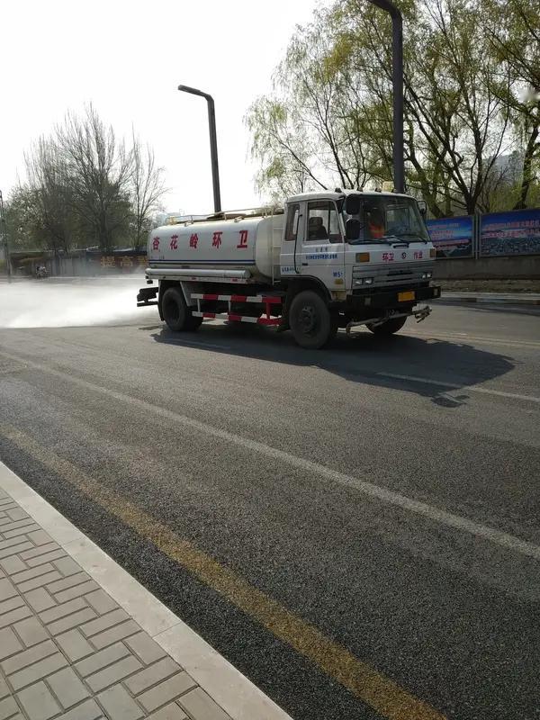 “为什么环卫洒水车和自动扫地车总是和接送孩子或上班人在同一时间抢出行道路”

“