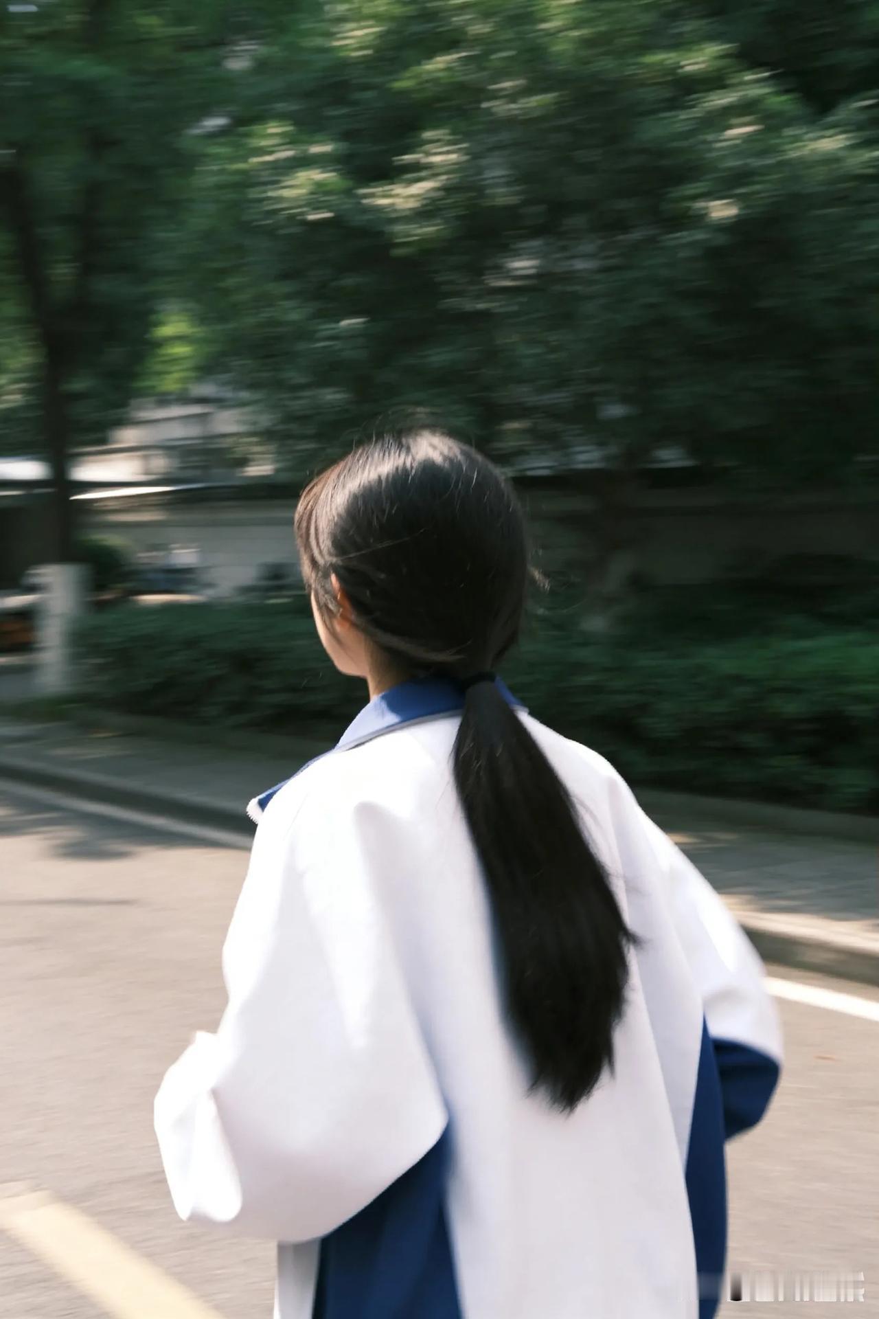 大家都知道学历贬值
可还是那么多人高考
你觉得这是在撞大运？
在学校更多的是一种