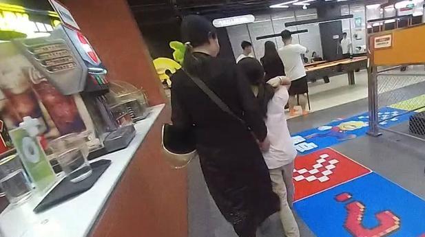 奶奶把8岁孙女独留游乐场一小时，孩子转头就跟陌生奶奶去吃饭。家长心大，孩子也没警