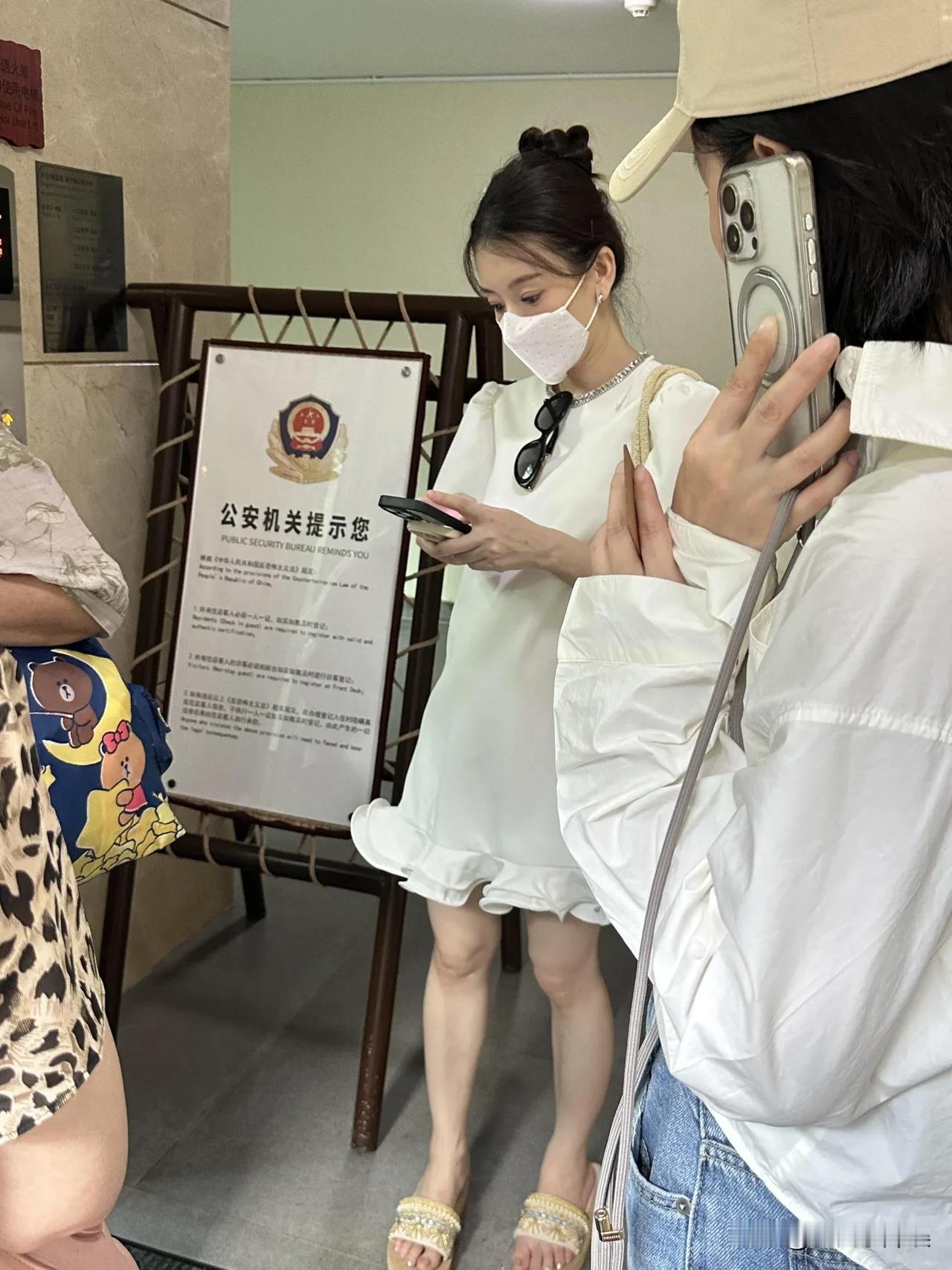 在版纳偶遇一个大明星 猜猜她是谁

提示：身高不高，小小一只。

戴着口罩也能看