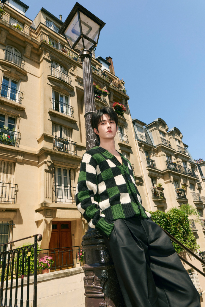 田嘉瑞巴黎时装周  品牌挚友田嘉瑞 KENZO 造型大片释出 身着 26 秋冬棋