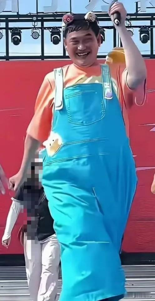大衣哥谈扮角色很累


57岁的大衣哥朱之文近日坦言，为配合演出穿夸张装扮扮丑，