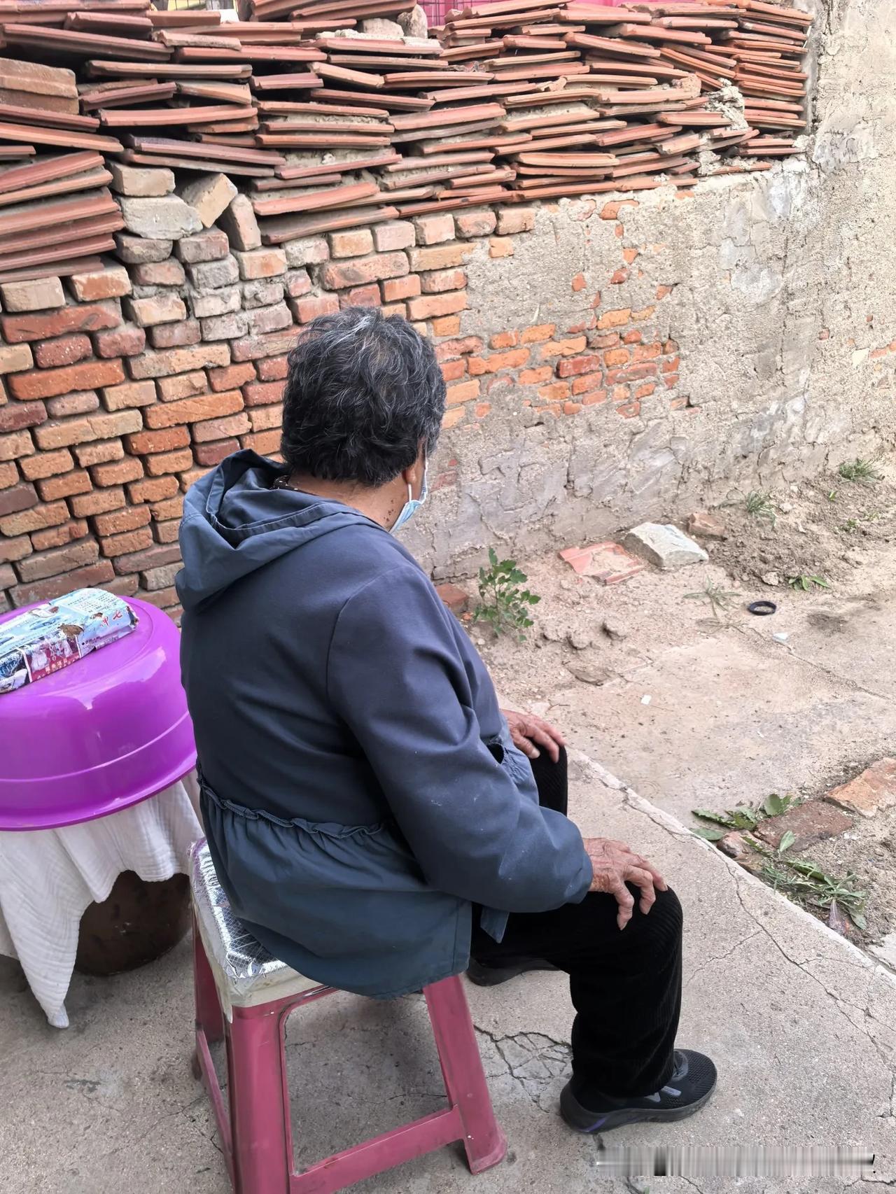 母亲今年84岁了，她名叫王荷花，她还有一个名字叫李作兰。

母亲5岁时，我的姥爷