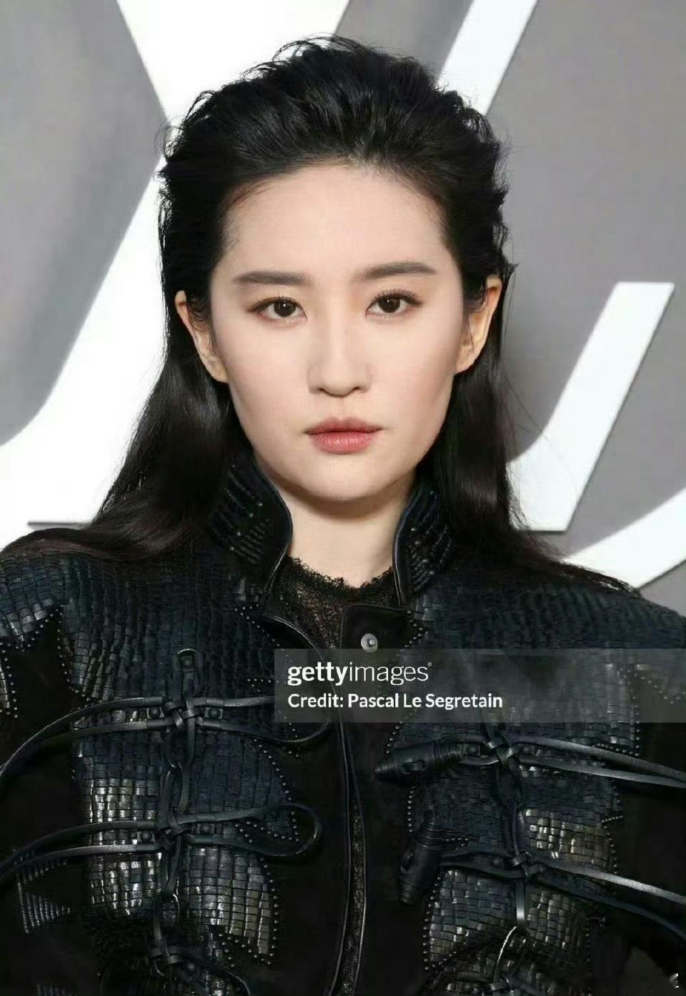 才发现 刘亦菲 刘诗诗 她两一个干皮 一个油皮 ​​​