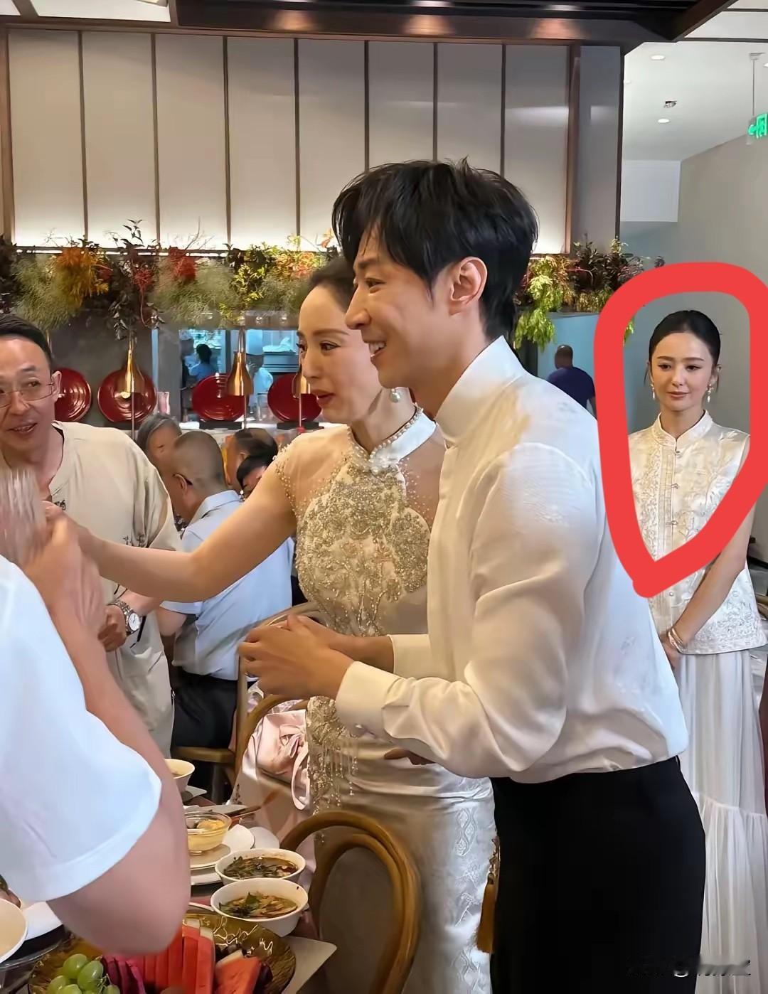 董璇这是真想拉佟丽娅一把
感觉董璇不在意让佟丽娅当伴娘
佟丽娅自己倒像是介意自己