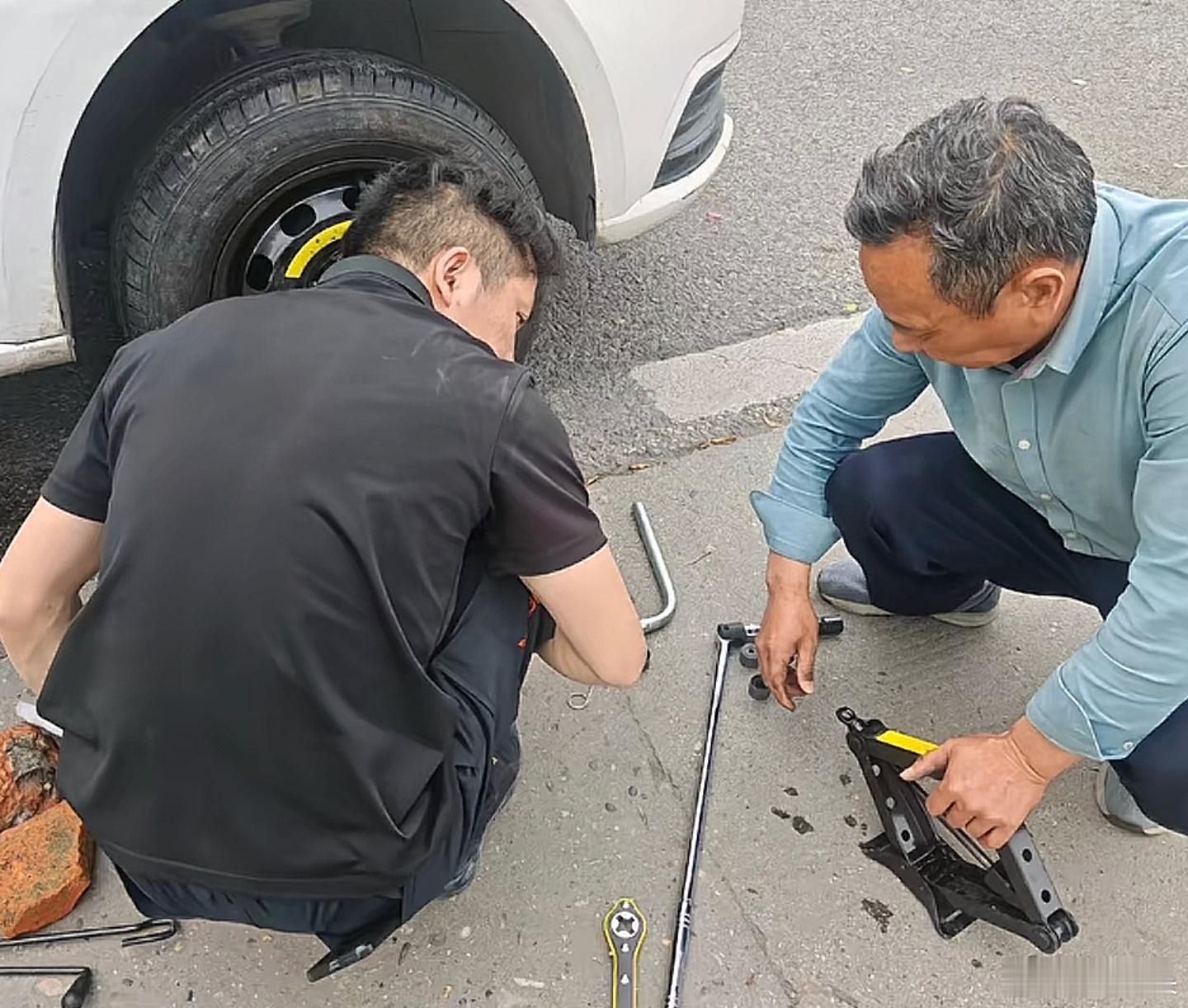 大众车在半路意外爆胎，车主联系小米服务中心，店长第一时间协调了技师帮换胎。车主没