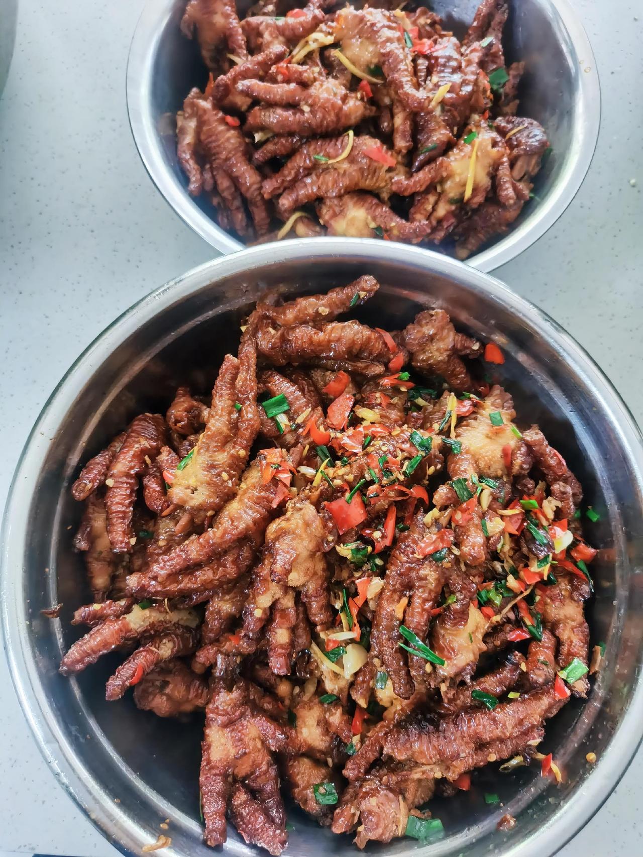 今日食堂家常菜谱：
红烧鸡瓜
猪肉炒四季豆
炒青菜。

该自己扛的都扛了，不能扛