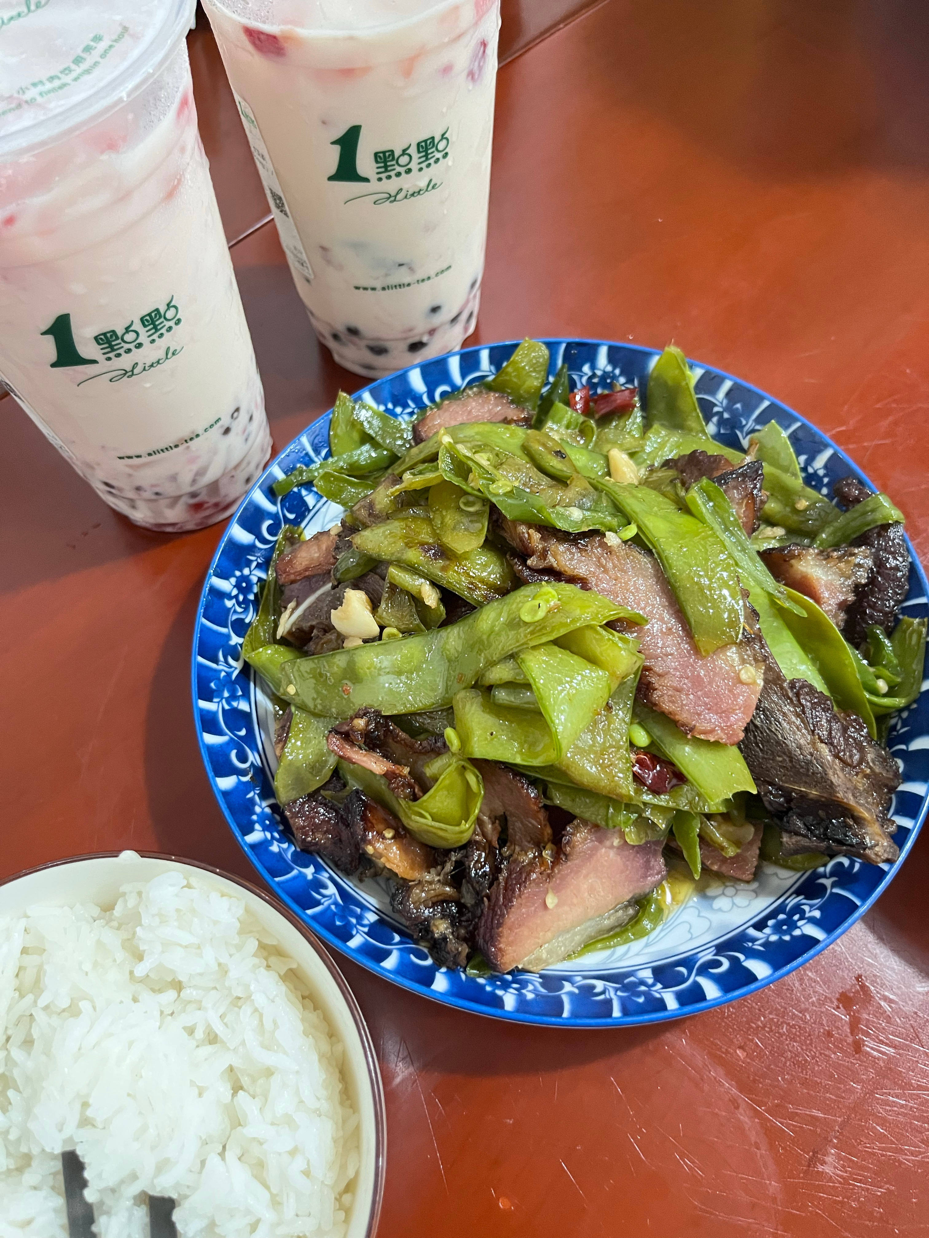 一点点再也不敢喝了喝到一半发现奶茶里面有虫子