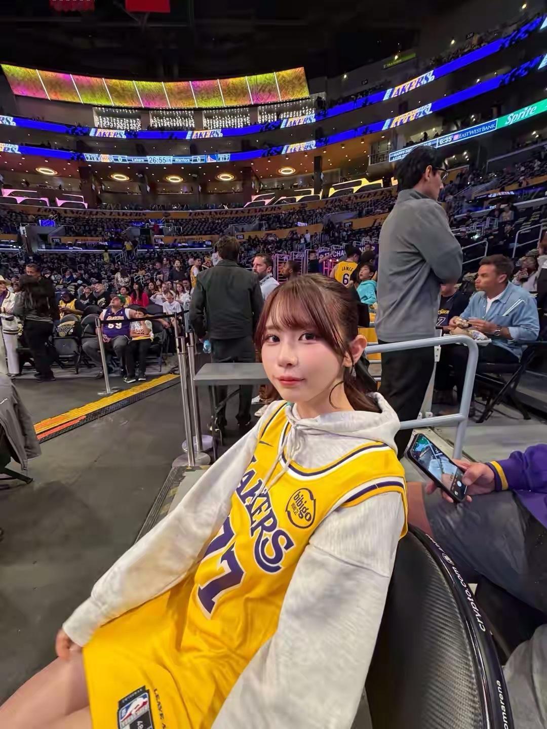 日本著名动作艺术女明星葵伊吹现场观看NBA常规赛第一轮湖人队和勇士队的比赛，并坐