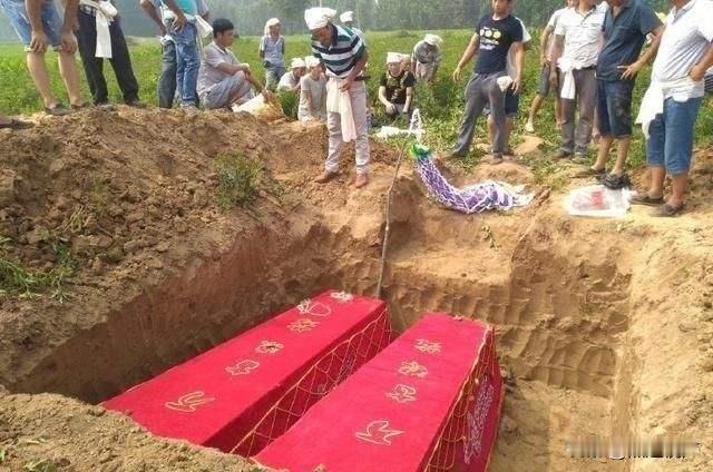 顺兴的父亲去世了，为下葬的事顺兴犯了难。因为顺兴父亲还有个去世的前妻，按当地风俗