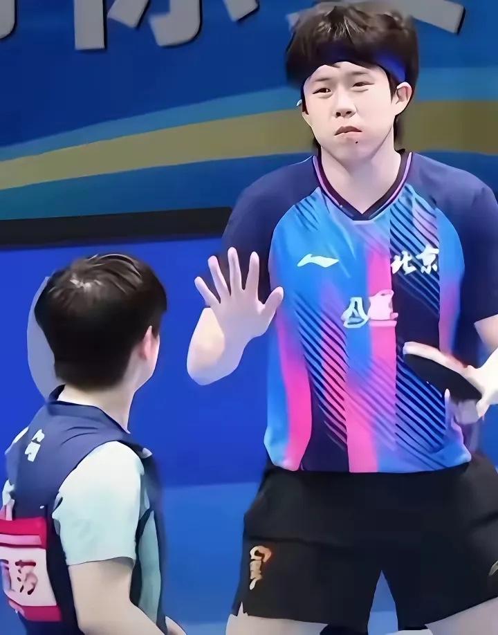 大头：莎莎，我想……，
莎：想啥？

大头：你别那么看我，我想歇会。
莎：不行，