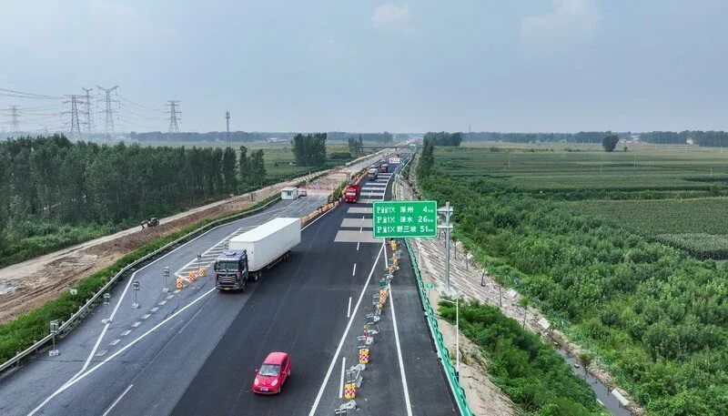 【G107线至榆林互通段改扩建工程北半幅建成通车】日前，G95首都地区环线高速国