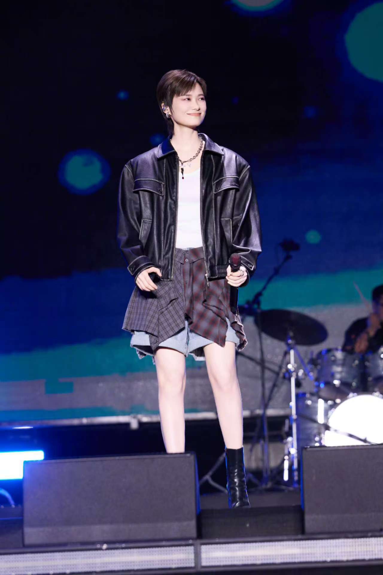 李宇春演唱会后劲太大了李宇春的含金量湖南卫视带你看演唱会 穿红裙唱经典，不被定义