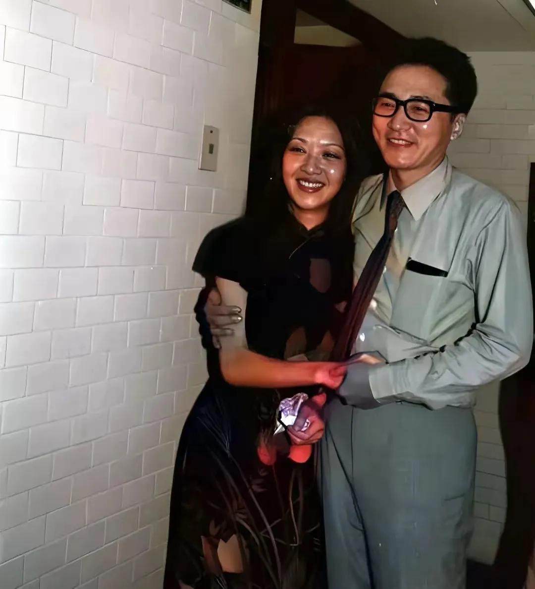这是一张含金量特别高的照片。男的是才子李敖，女的是女明星胡因梦，才子佳人这一刻具