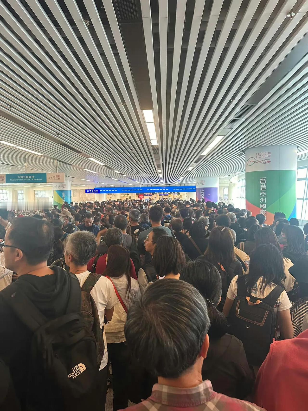 中午的莲塘口岸，大批香港旅客前往深圳 