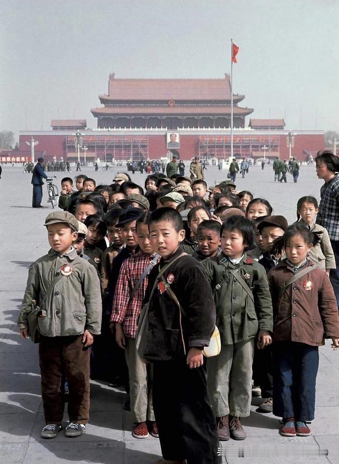 各年代的爸爸： 

60后：爸不喜欢吃，你趁热
70后：爸咬不动，爸不要，你快啃