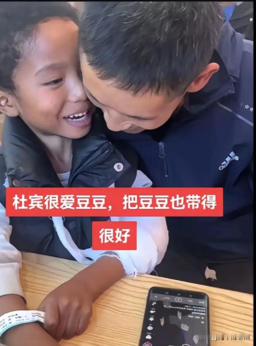 那些曾说杜宾不是豆豆亲爸的人，现在看看，人家父子之间多有爱！
网传杜宾不是豆豆的