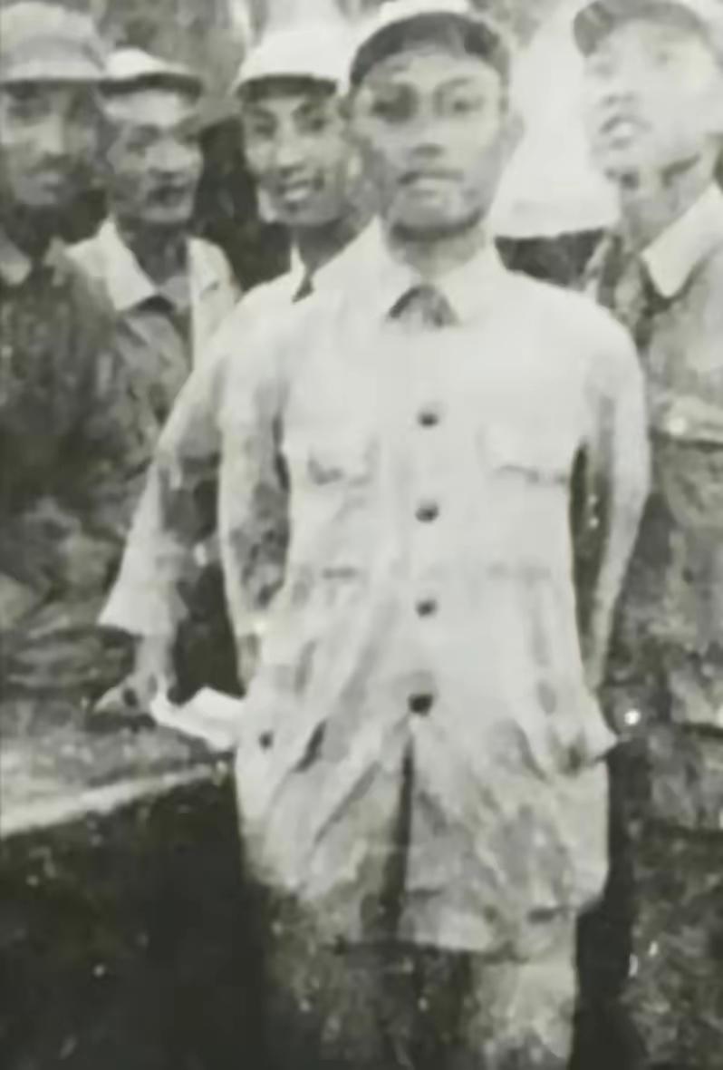 金门战役后，团政委陈利华在金门海面失散被俘，化名陈开中装成普通兵，先做后勤、再进