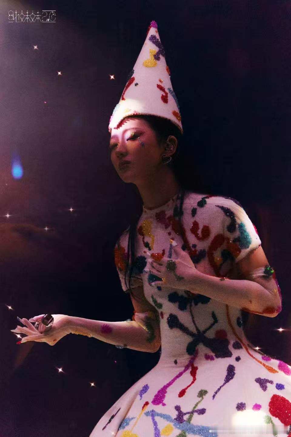 单依纯用成都话开嗓 单依纯成都演唱会新皮肤解锁！童话感拉满的 Robert Wu