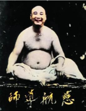 这是50年代，一代高僧慈航法师的罕见留影，照片中慈航法师面目慈祥，气质和面相都特