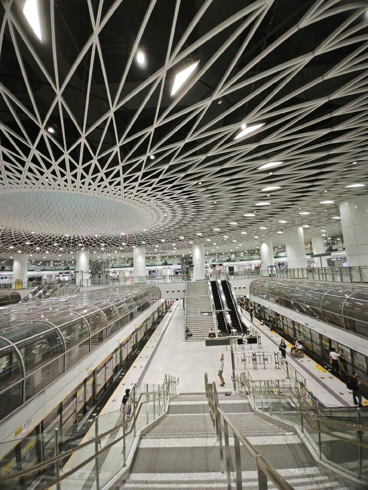 深圳必打卡网红景点，岗厦北地铁站。