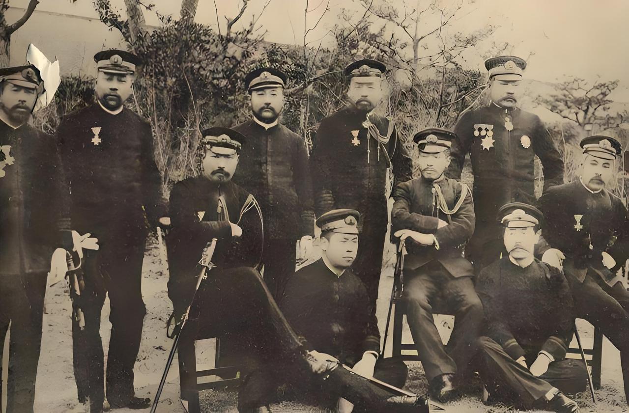 1848年，摄影术经由荷兰商船传入锁国状态下的日本长崎；明治维新之后，这一西方技