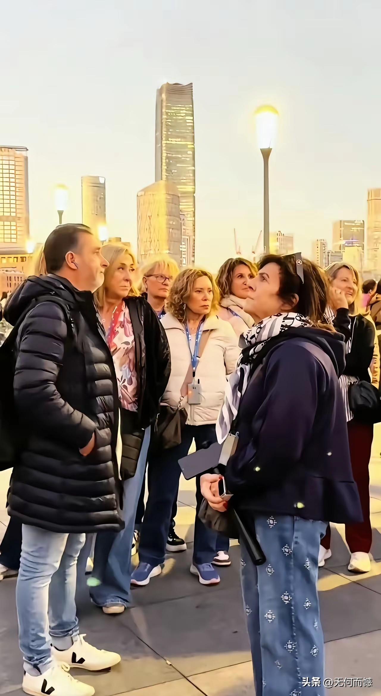 这些人的表情都很严肃，没有一点儿乐模样儿，这到底是怎么回事呢？感觉他们像是一群游