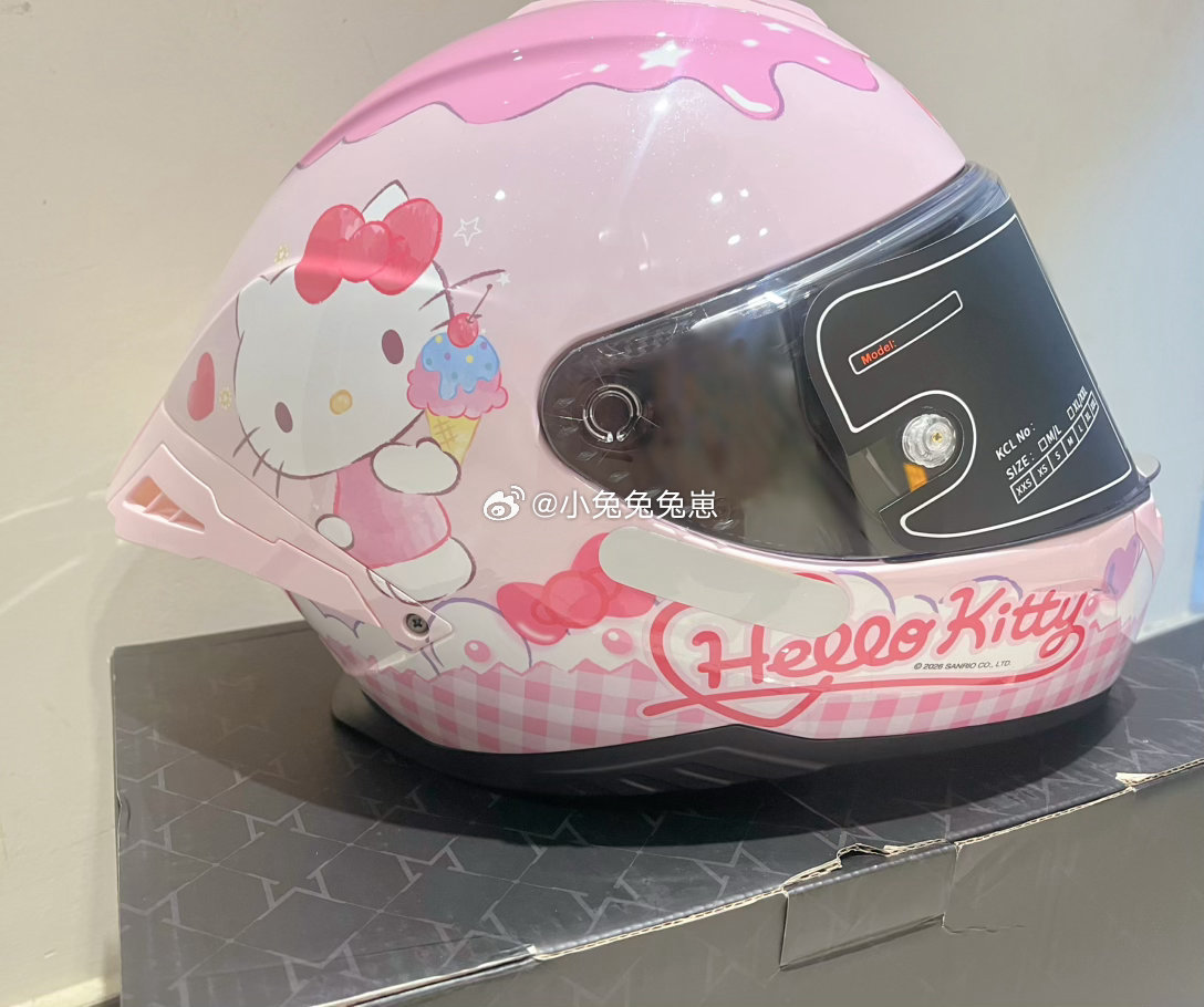 是谁收到了这么可爱的HelloKitty头盔！原来是我嘿嘿嘿提前一天的生日礼物！