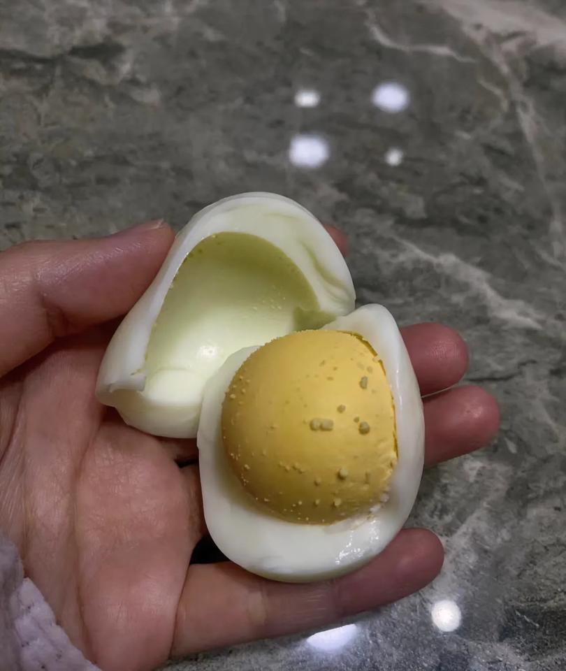 滚鸡蛋真的很神奇耶，朋友家的孩子滚了两天后鸡蛋就这样，他家孩子就是反复必鼻塞醒鼻