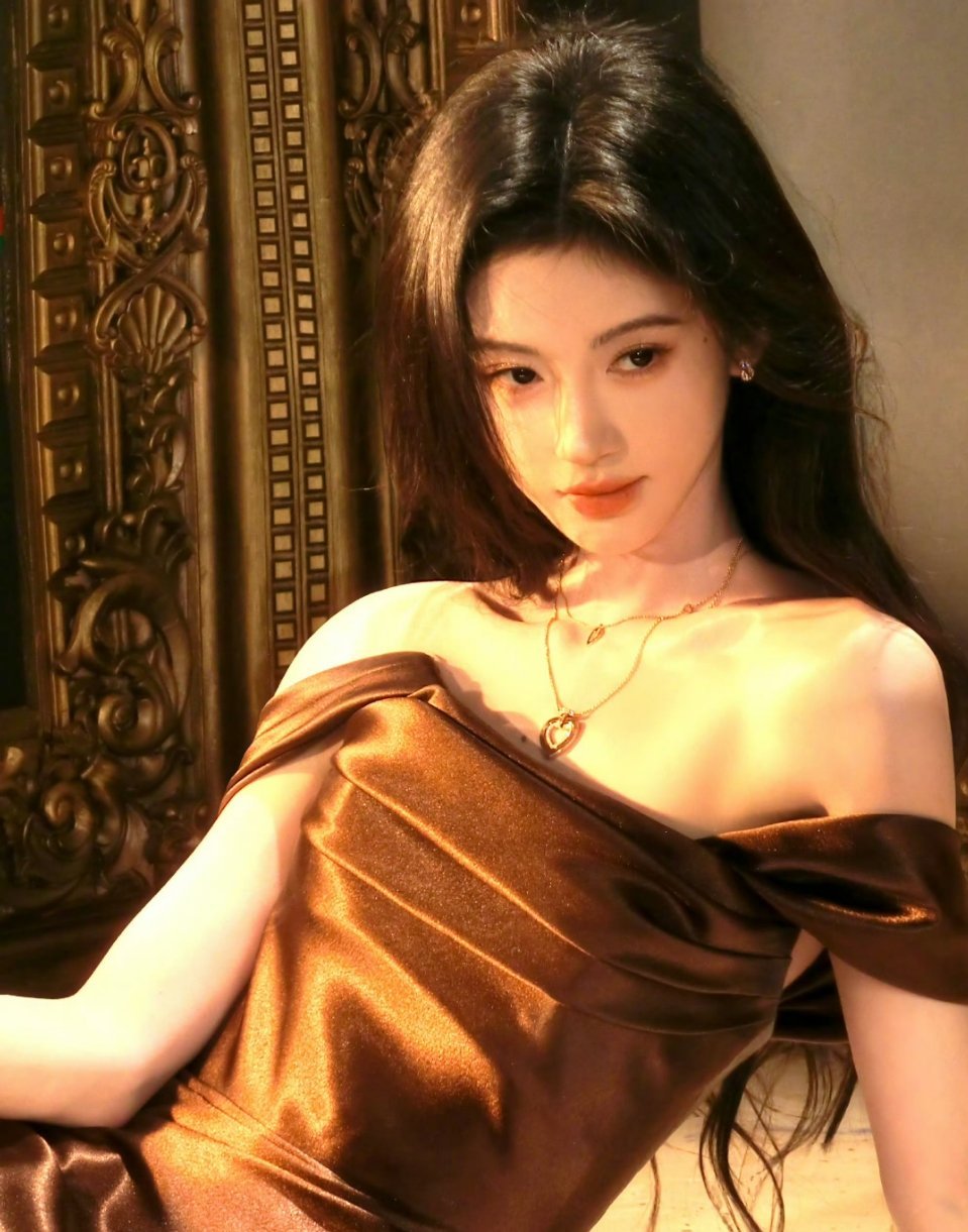 鞠婧祎鎏金裸肩裙，美！ ​​​