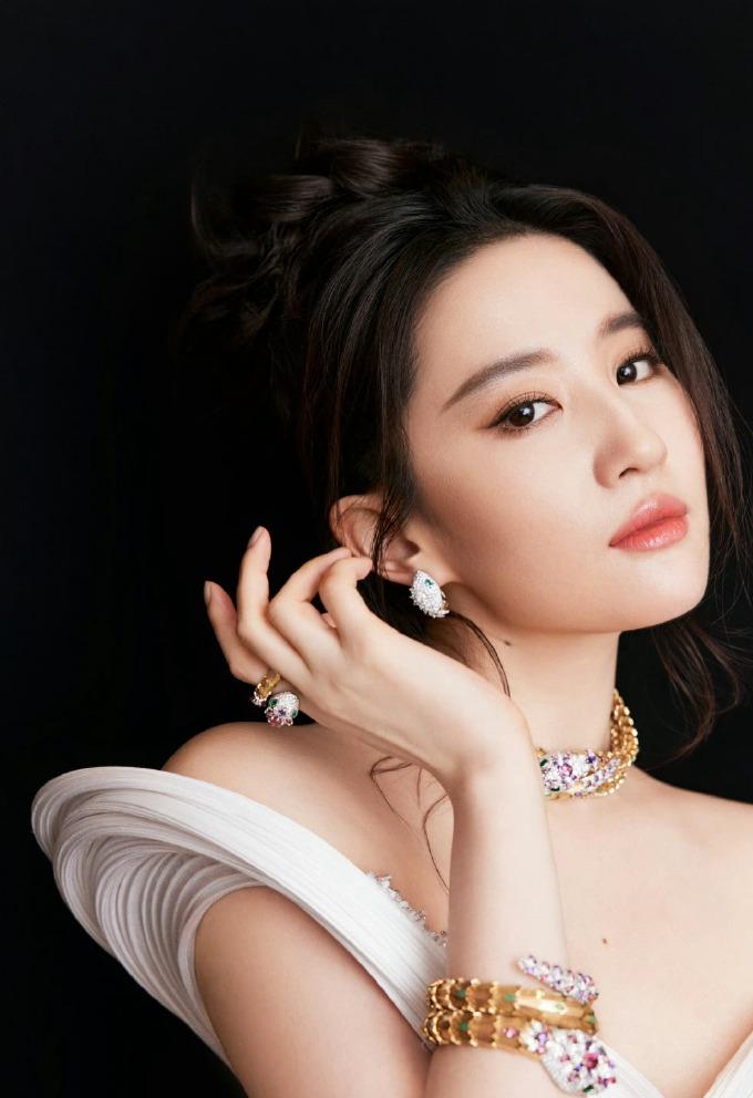 嗨，偶像！我觉得你就像夜空中最闪亮的那颗星，突然闯进了我的生活，然后就再也没离开