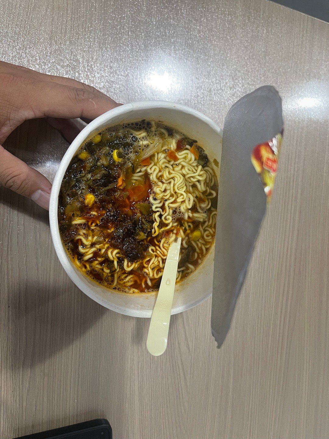 今天市场停电一天  终于来电了天冷搞个泡面  热热身 也高兴有和一样吃泡面的小伙