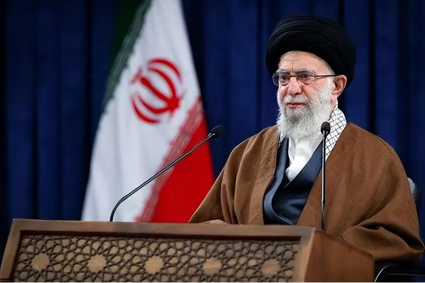 伊朗现在一定要稳住，不管是哈梅内伊还是总统，都要学会闭嘴，不要再指责美国，尤其不