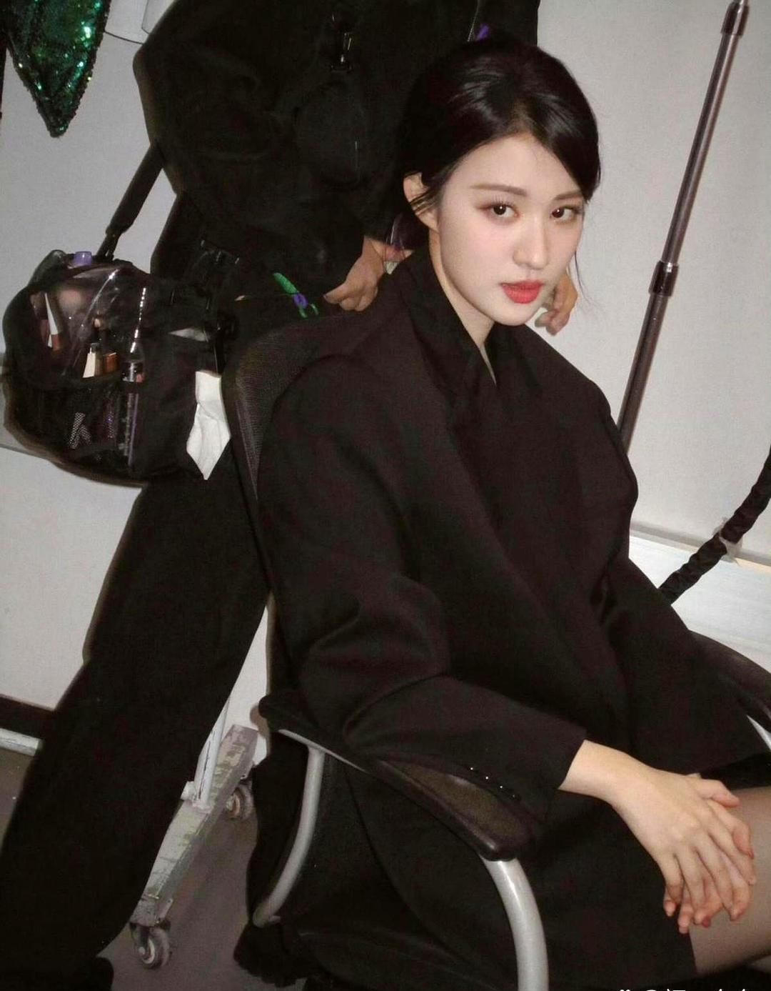 《现在就出发》第四季唯一的常驻女嘉宾换人了，金晨走，王楚然来。综艺节目主打个熟人