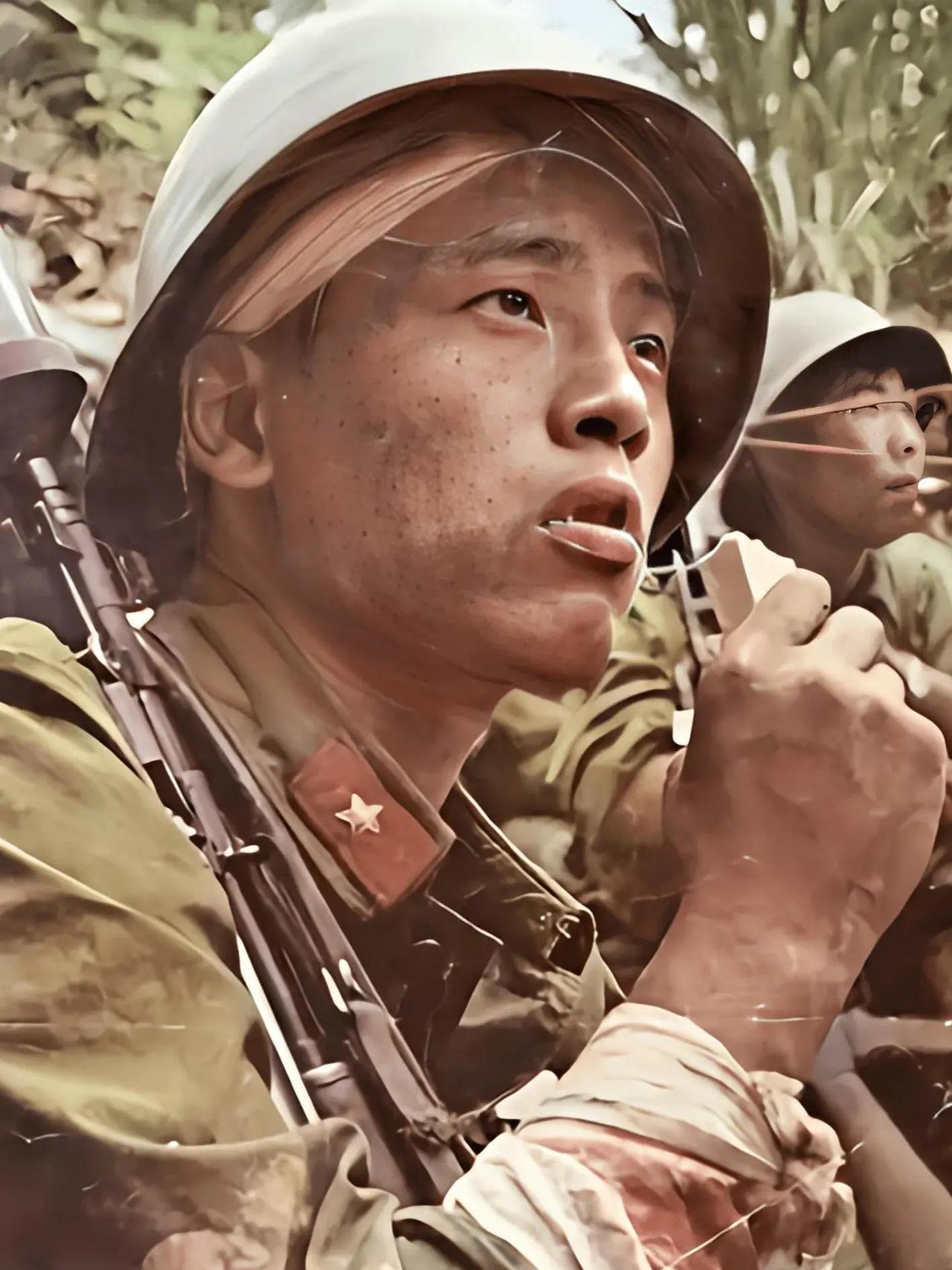 1987年4月20日，在老山战役，越军手持喷火器，喷向我方弹药库，一名嘴啃压缩饼