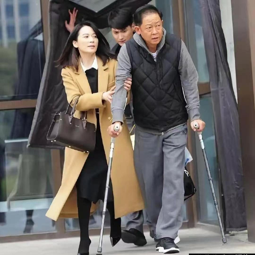 一眼看上去好眼熟！
王志文身边这位女士，好多人见过却叫不出名字！
 
看这张抓拍
