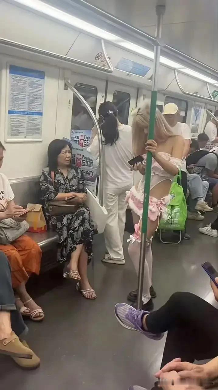 阿姨，您看如果不想看，可不可以把位置让给想看的其他人呢？阿姨眼睛不动了，一直盯着