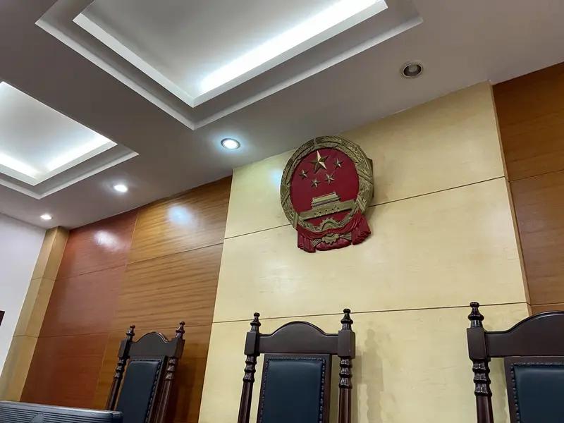 15岁的钟某捅了女同学26刀后，在庭审上一听家属要死刑，当场认怂求饶！
这凶手倒