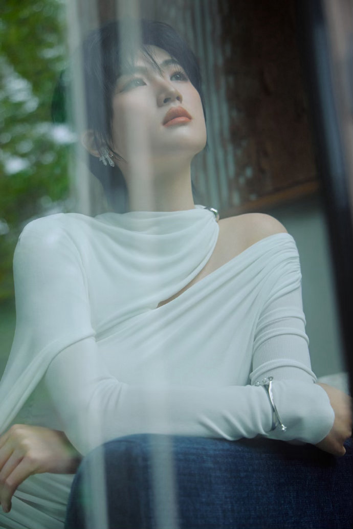 姚安娜黑色皮衣机车造型姚安娜片场太有反差感了 姚安娜这身黑色机车皮衣造型真的可以