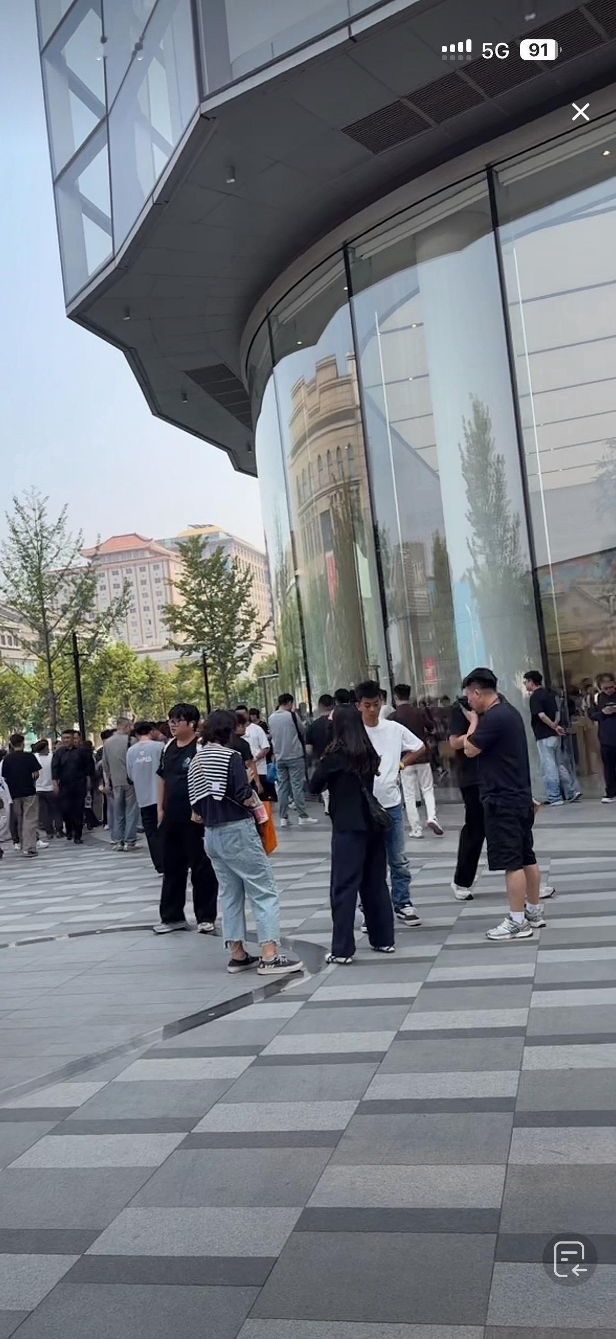 iPhone18ProMax加价二三百为了抢一部手机，都这么拼吗？黄牛都在加价，