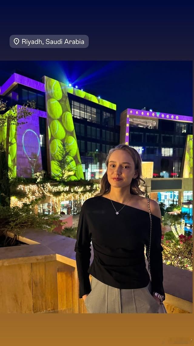 莱巴金娜这张拍的一般，跟P的似的——还是没P好的。 ​​​