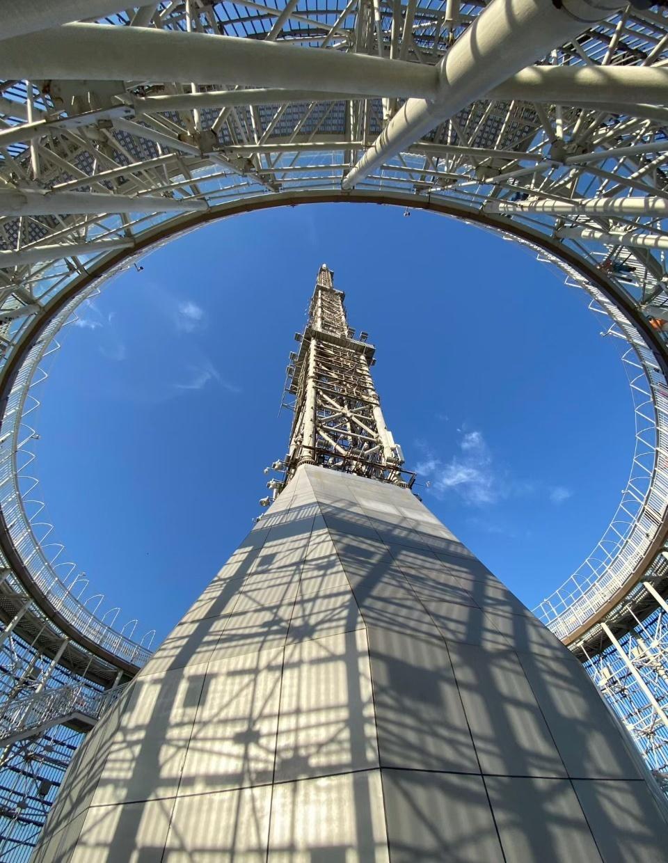 钢铁织就的塔尖，托举起郑州的蓝天。凭栏远眺，才懂这座城的温柔与浪漫。（客运二中心