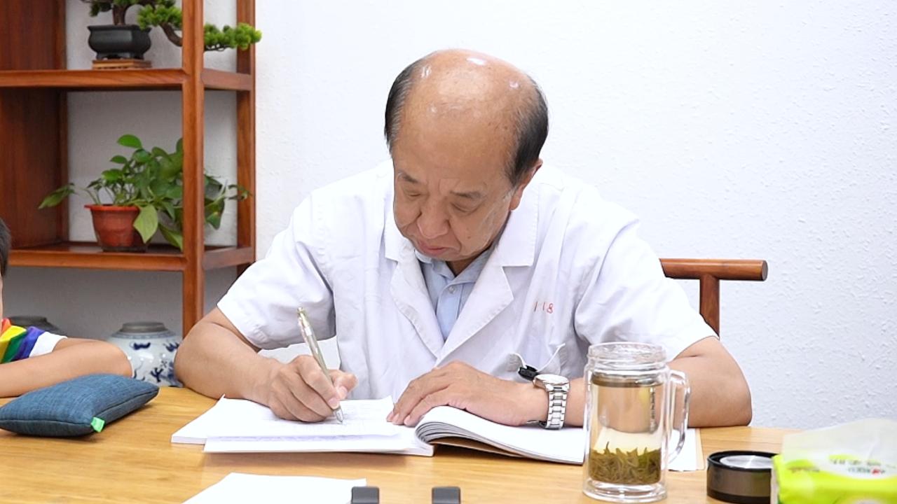 男孩抽动症高发！别再纵容孩子玩手机，伤脑又耗肝
 我是孟牛安，深耕儿科诊疗数十年